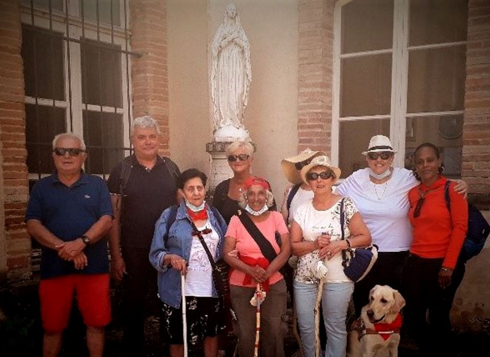 Le groupe de marcheurs devant une statue de la Saint Vierge.