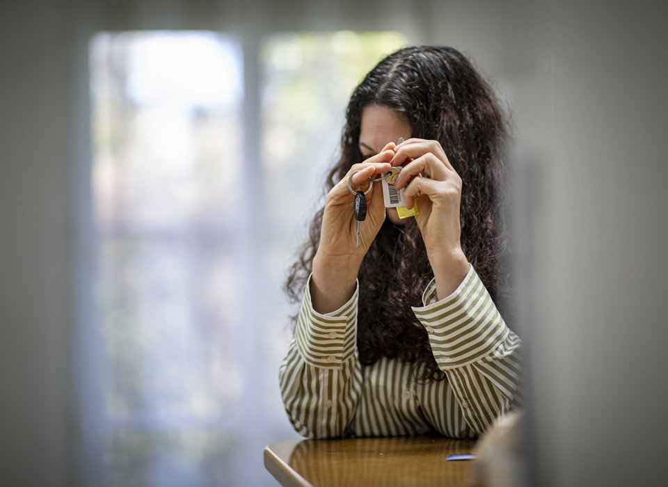 une femme aidée par le secours catholique et en précarité mobilité tient des clefs de voiture